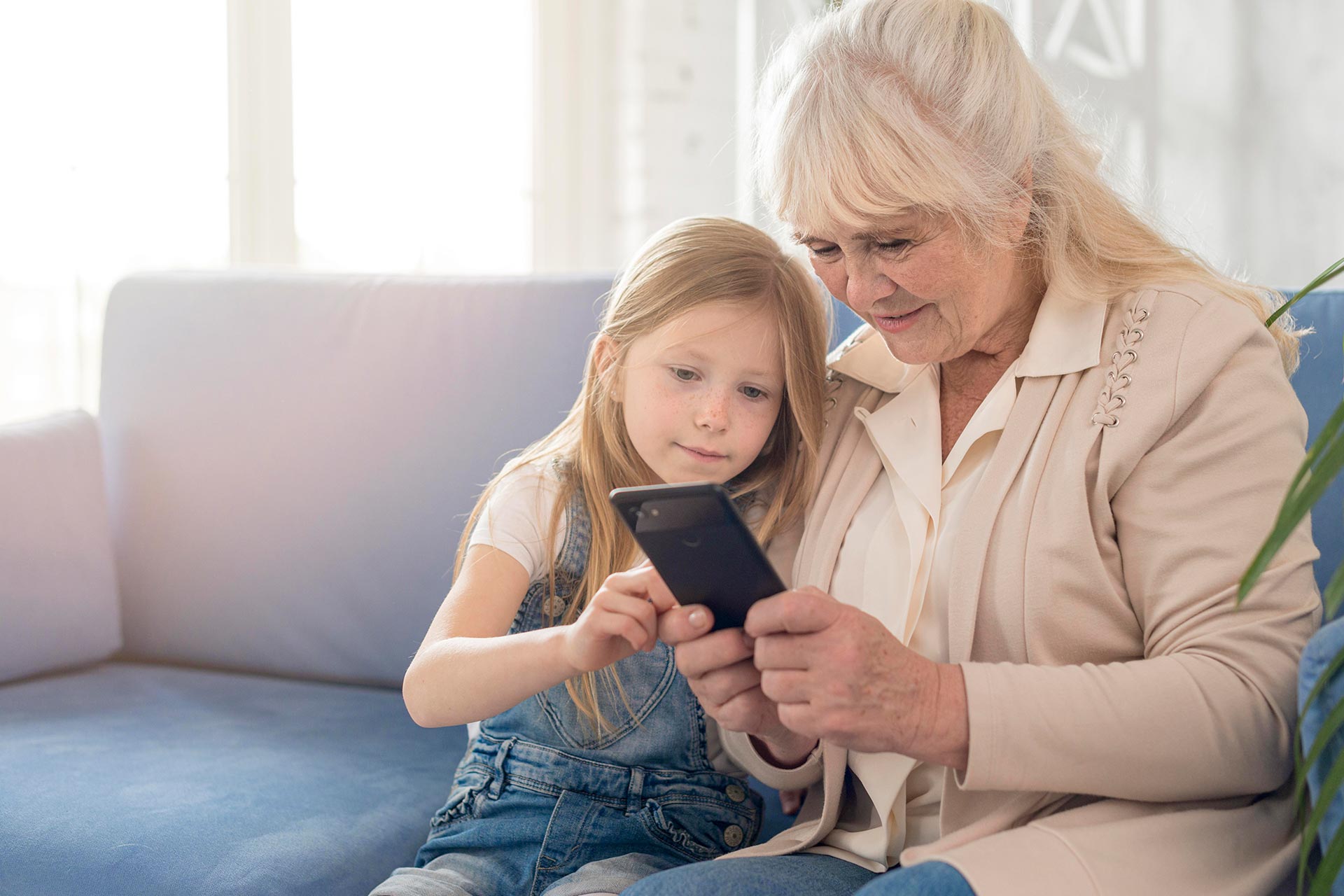 El primer teléfono móvil de tu hijo: enséñale a usarlo bien